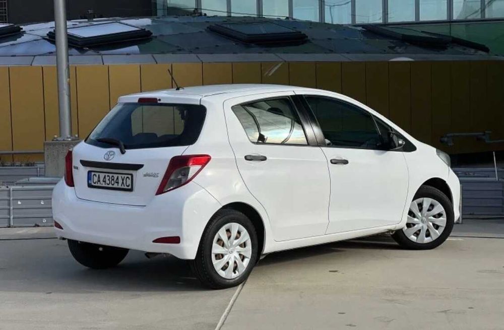 Кола под наем София – Toyota Yaris 2014 – Бензин – Ръчни скорости