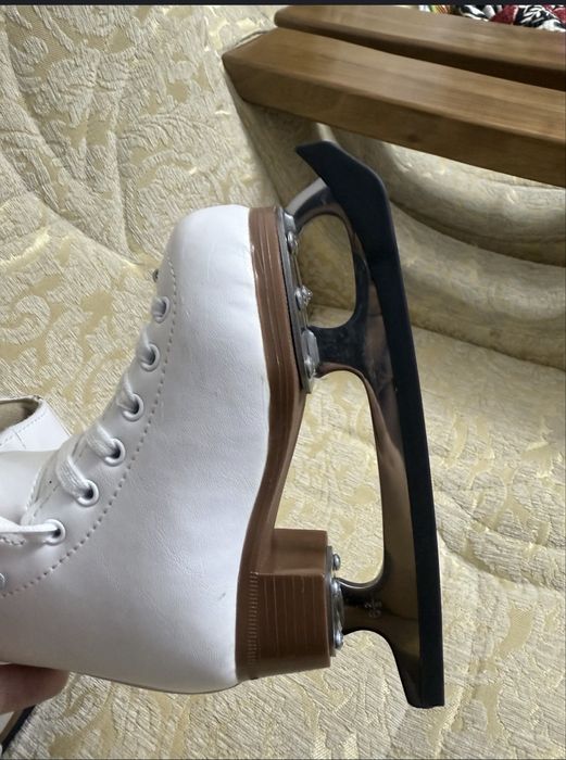 Прлдам деткие коньки доя фигурного катания