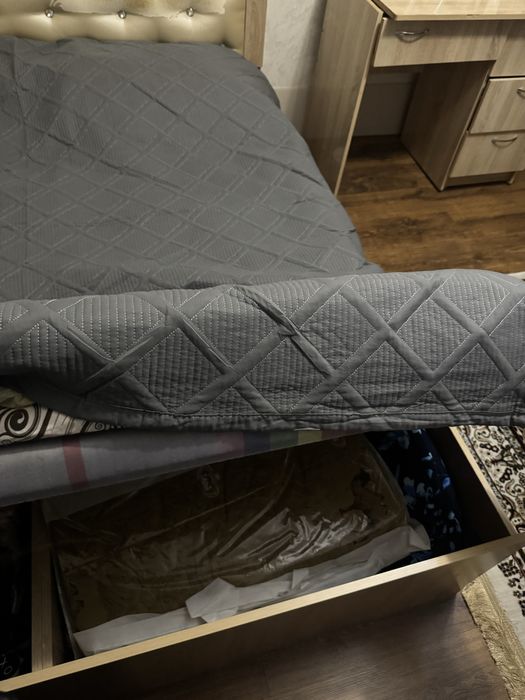 Кровать с туалетным столиком