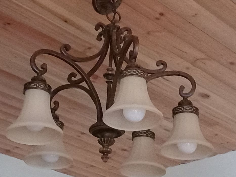 Vând lustra din fier forjat,nuc ivoir, abajur sticlă opal,5×E27