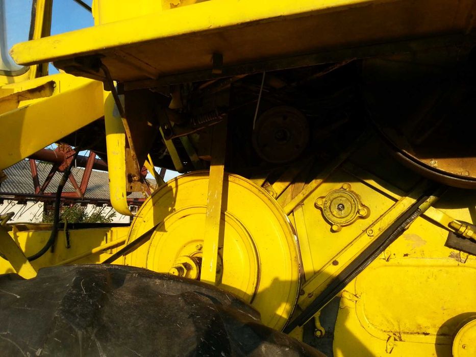 Dezmembrez Combina New Holland m140
