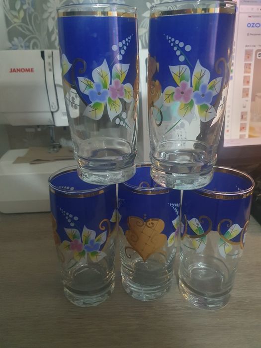 Стаканы, пиалы, сахарница, тарелки.