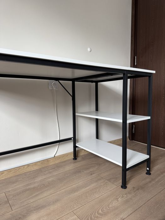 Два броя бюро с изчистен модерен дизайн