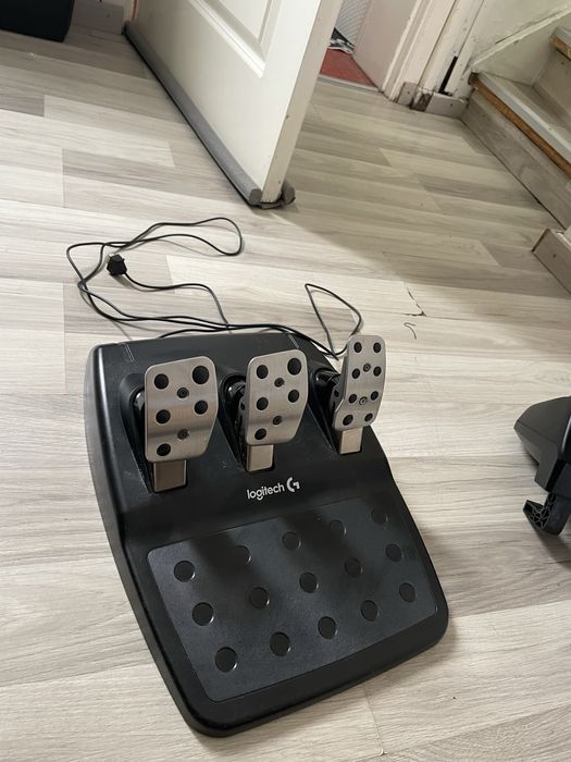 Продавам Logitech G920 Driving Force + скоростен лост и педали