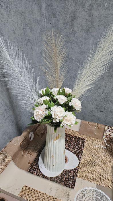 Гипсовая ваза с цветами