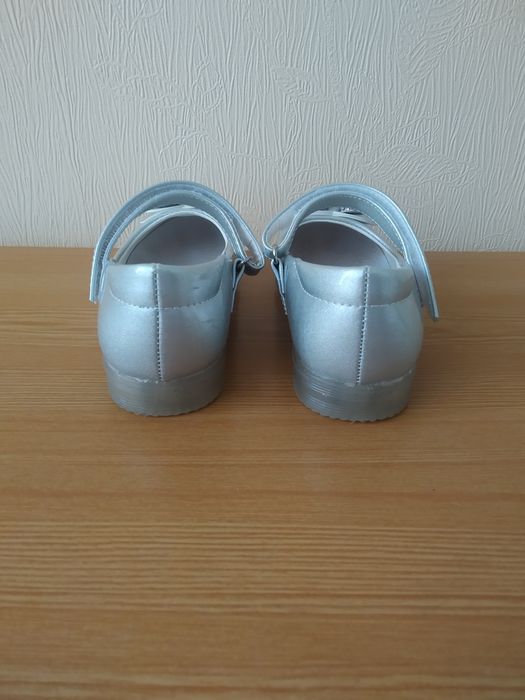 Туфли для девочки, 27р., цвет - серебро.