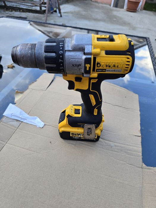 Bormașina dewalt dcd996