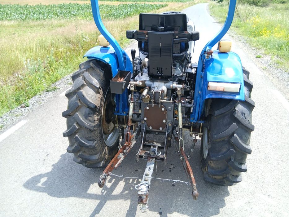 Tractor Mahindra 4x4 25 cp în 3 cilindri recent adus (Fiat)