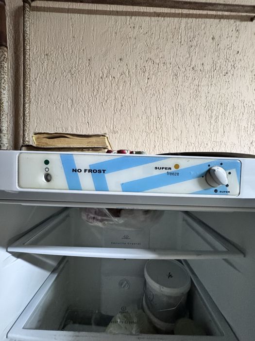 Холодильник, в рабочем состояний.