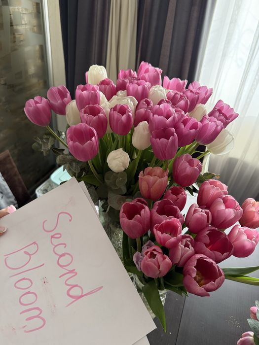 Большие букеты тюльпанов, привезли ночью