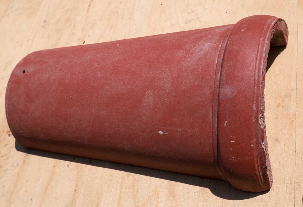 Dispozitiv (Masă) de confecționat țigle și coame din mortar de ciment.