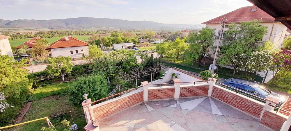 Луксозна къща, оригинална архитектура, строеж 2000 г, напълно обзаведена, 290 кв. м. канализация, асфалтов път