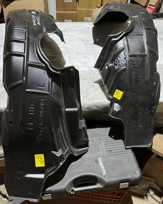 Задний пластиковый подкрылок на Toyota Camry 50, 55