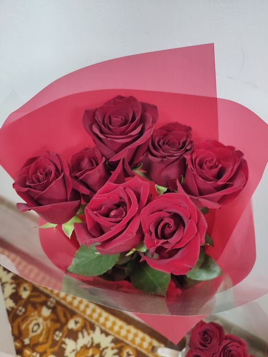 Цветы свежие, Розы бордовые, хризантема