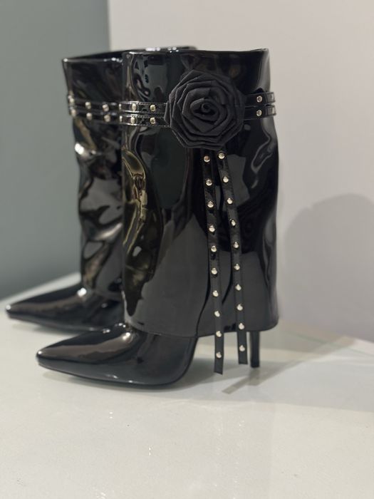 Черни лачени ботушки на ток