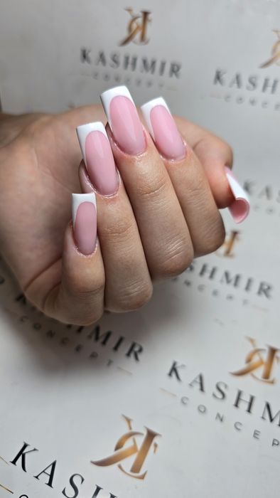 Buna,sunt manichiurista de 9 și îmi iubesc meseria.