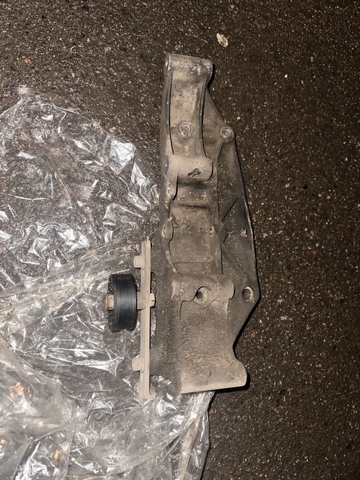 Продается кранштейн генератора на гольф 3