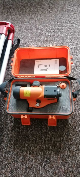 Nivela optica cu trepied Leica