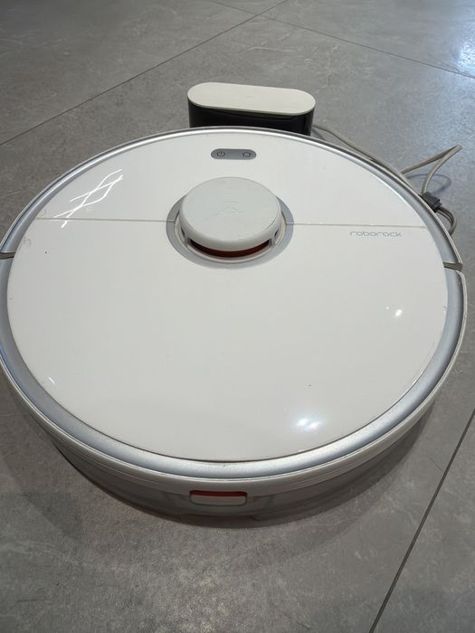Продаю свой почти новый робот пылесос Roborock Robot Vacuum Cleaner S5