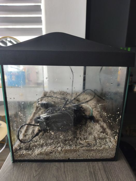 Vând acvariu 60 litrii