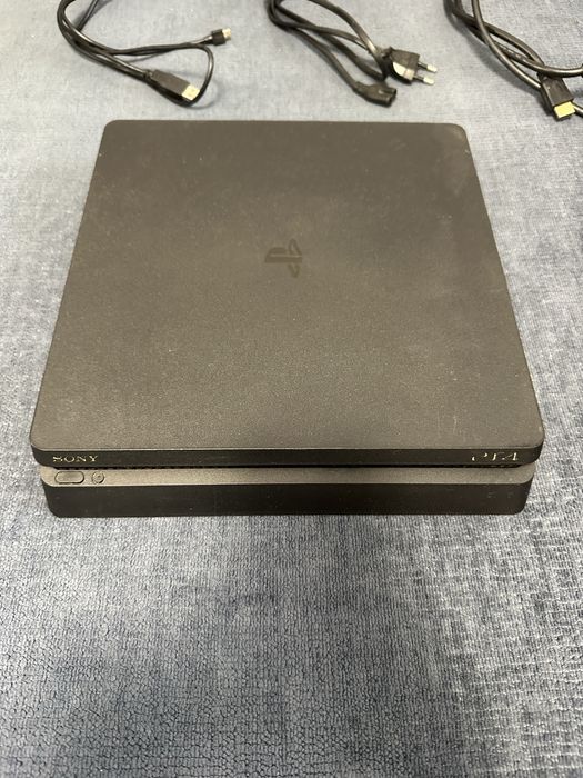 PS4 с два джойстика и GTA V