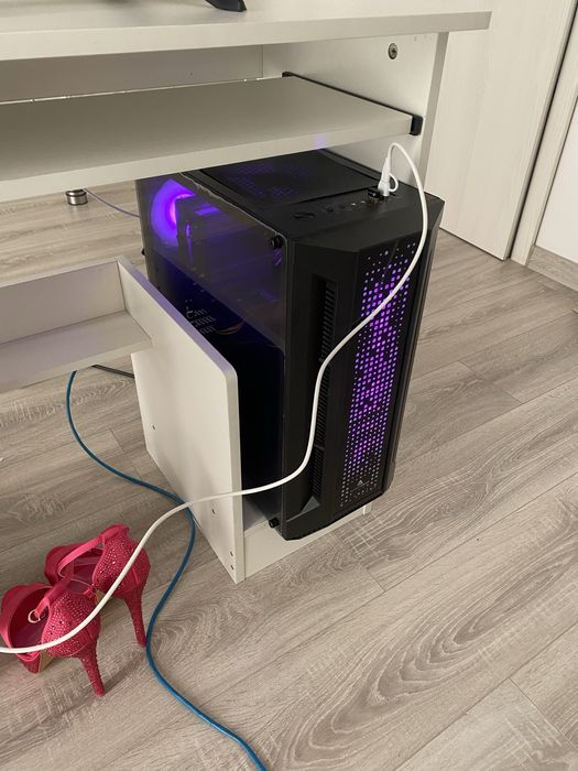 Vand unitate gaming folosita o luna