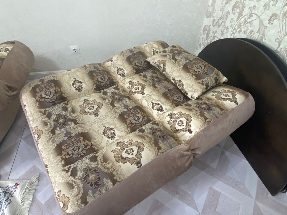 Диван б/у с двумя креслами