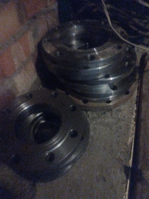 Продам фланцы новые