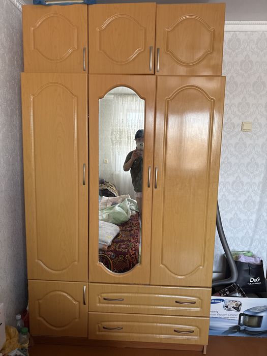 Продается Шкаф 30000тенге с зеркалом и комодом в отличном состояние!!!