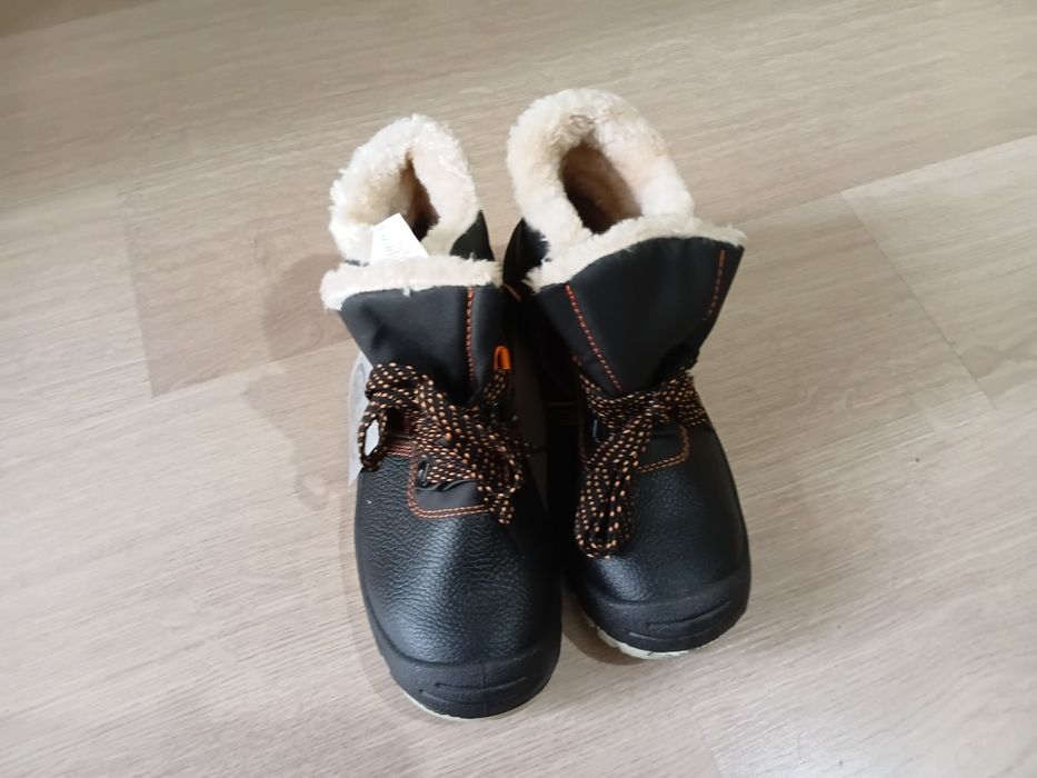 Продам зимнюю спецобувь, размер 41