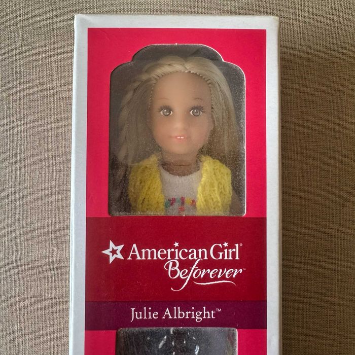 Оригинална кукла Julie Albright by American Girl (Джули Олбрайт мини)
