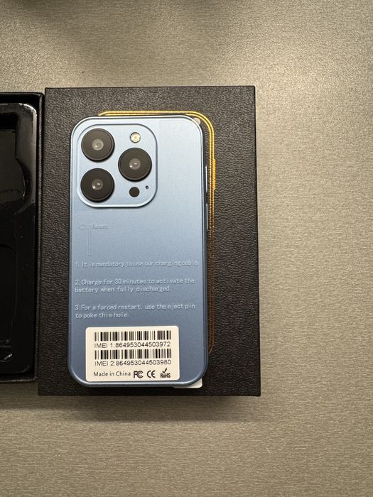 Мини смартфон със android софтуер и дизайн на apple