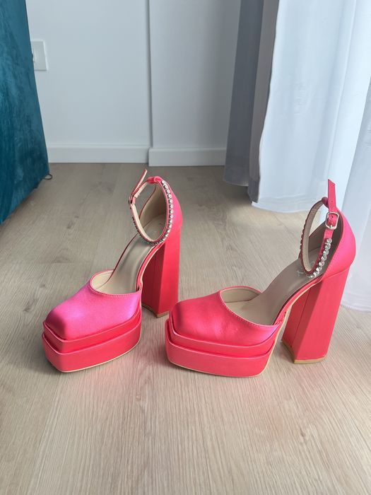 Pantofi cu toc inalt si platforma