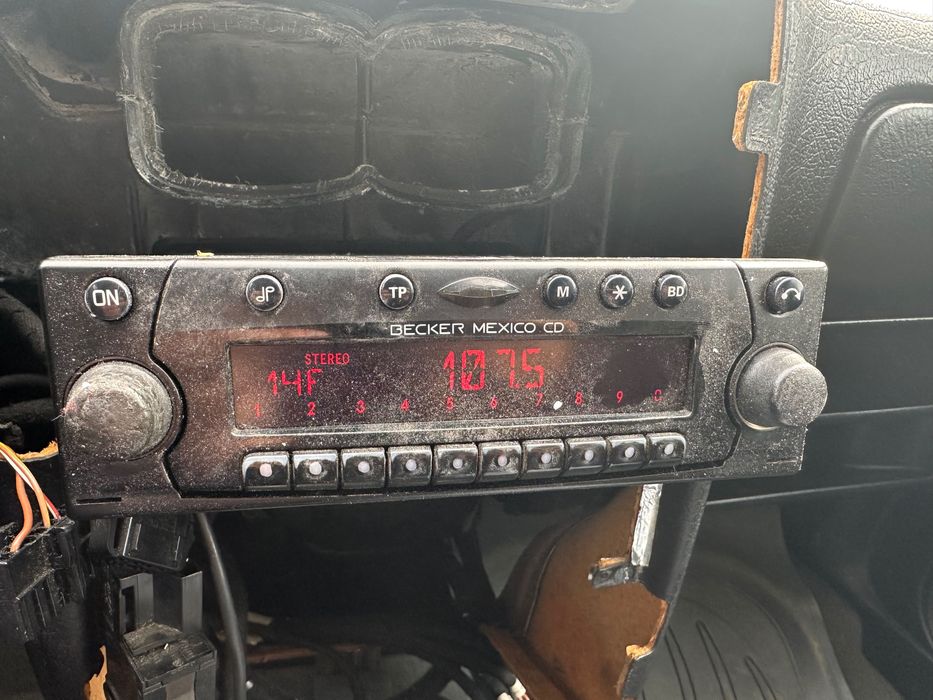 Оригинално радио Продавам аудио плеър Becker MEXICO BE 4337 работещо с код