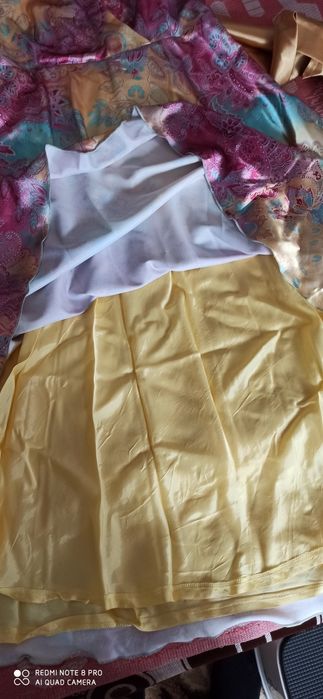 Платье плотный материал похож на атлас