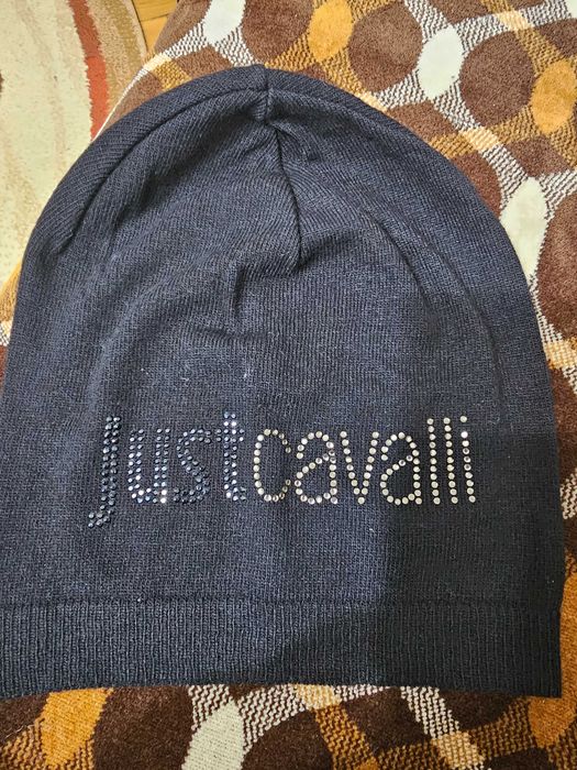 Căciulă  Just Cavalli neagră cu logo din strasuri – mărime universală