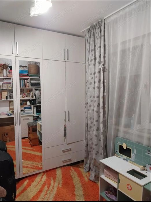 Vând apartament 3 camere semi-decomandat Str. Rozelor nr. 6