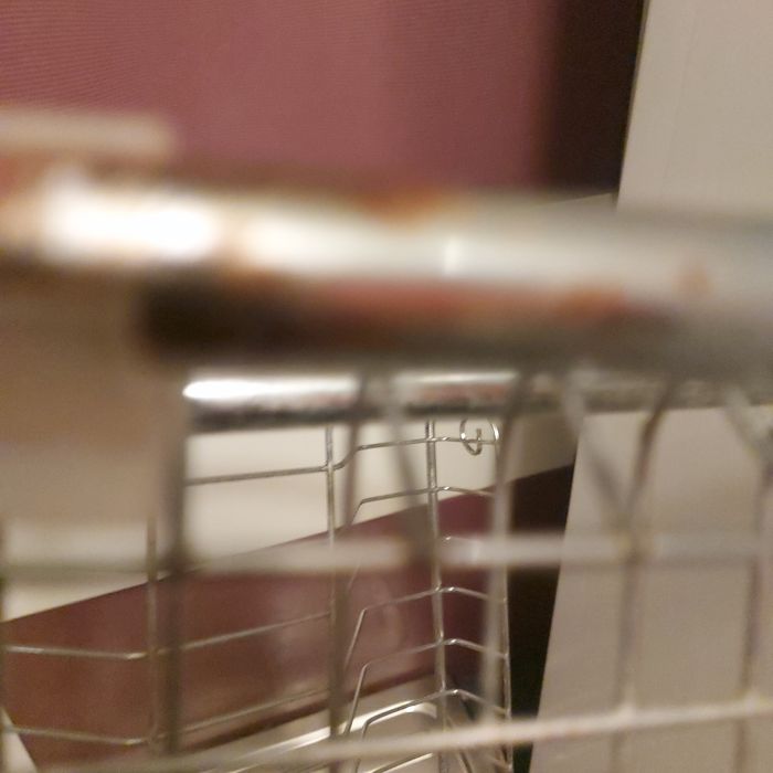 Vind suport din inox pentru vase. Are rugina la partea de dedesubt .