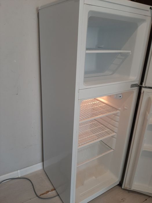 Продам недорого холодильник