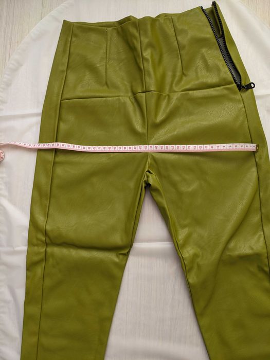 Pantaloni piele ecologică verde olive – mărime 38 (potriviți S) – NOI