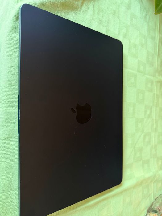 Apple MacBook Air M2 2022, 13", 8GB RAM, chip Apple M2, macOS Tahoe, stare foarte bună