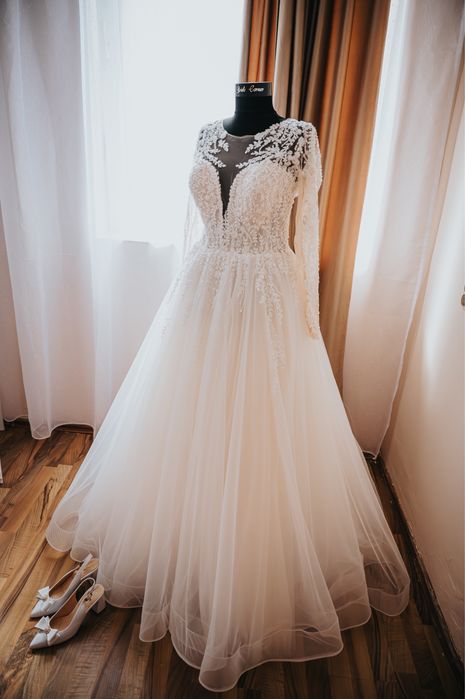 Vând rochie de mireasă model prințesă, culoare ivory.