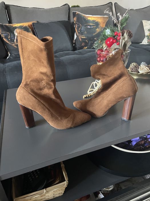 Дамски бежови боти