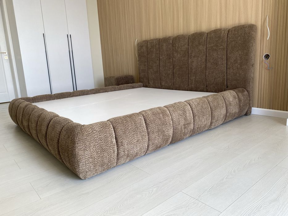 Кровать двуспальная с подъемным механизмом