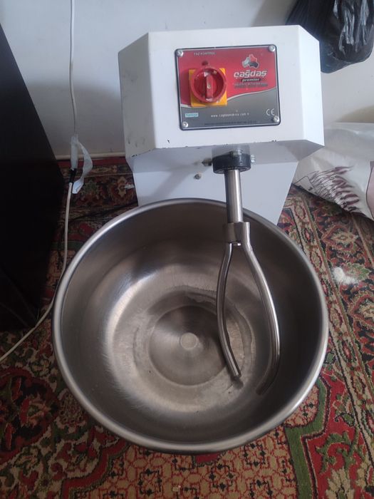 Nonvoyhon uchun katta hamir qorgich