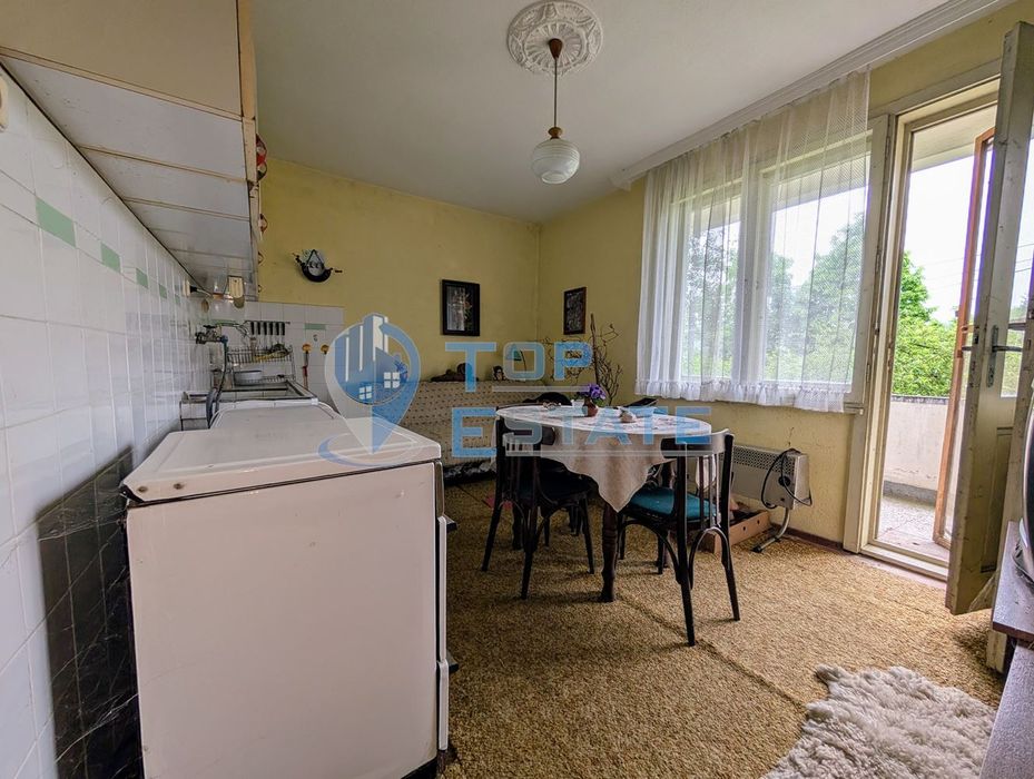 Двуетажна тухлена къща с панорамна гледка в град Плачковци