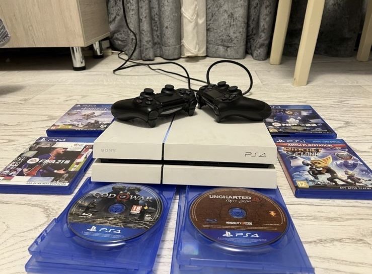 Playstaytion 4 в идеальном состоянии