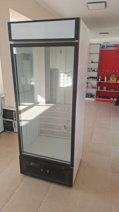 Продается витринный холодильник