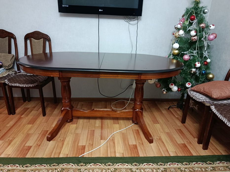 Стол со стульями