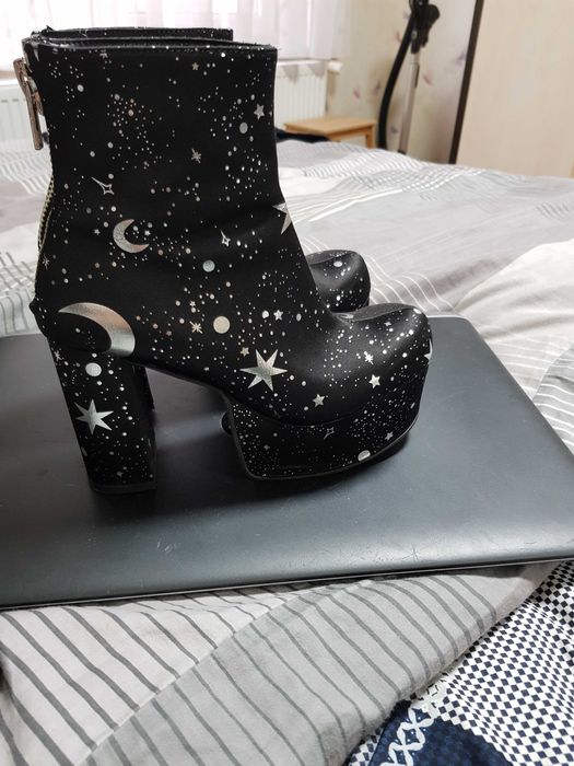 botine cu platforma si toc  negre cu  stelute si luna